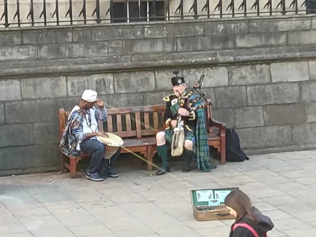 A touching moment between a Scottish Piper and a traditional African drummer as they play together in Edinburgh. It was a beautiful display of humanity but unfortunately it sounded like a cat being ki